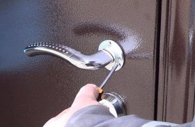 Замена дверной ручки металлической двери в Усмани