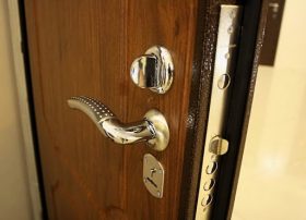 Замена входной двери в квартире в Усмани